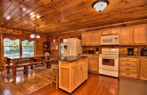 White Haven House | 5BR 4BA Sleeps 20 Bachelor Parties And Family Reunions. Free WIFI Secluded!