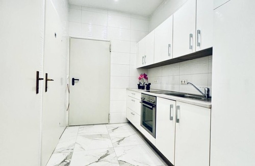 Liesing Apartment | 5BR Apartment Near Kaufpark Alterlaa