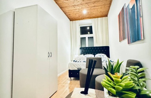 Liesing Apartment | 5BR Apartment Near Kaufpark Alterlaa