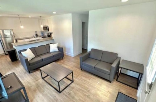 Neartown House | 5BR Central Montrose Gem