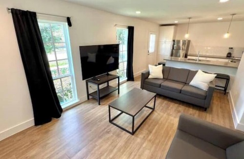 Neartown House | 5BR Central Montrose Gem