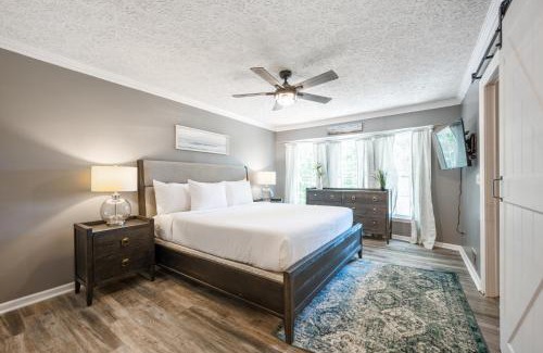 Woodstock House | 5BR Combined Units with Hot tub and Grill