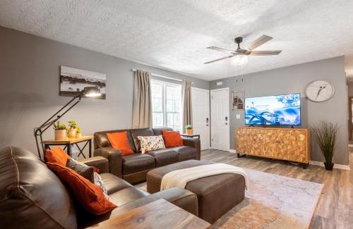 Woodstock House | 5BR Combined Units with Hot tub and Grill