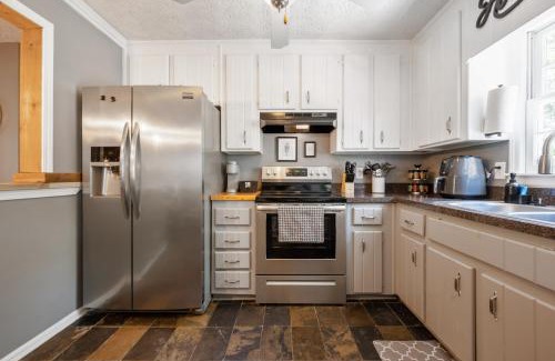 Woodstock House | 5BR Combined Units with Hot tub and Grill