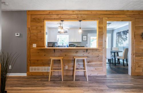 Woodstock House | 5BR Combined Units with Hot tub and Grill