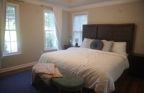 Collier Heights House | 5BR Family home w/ luxury suite, 7 mi to city ctr, 8 bds, safe neighborhood