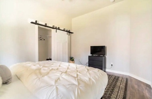 Collier Heights House | 5BR Family home w/ luxury suite, 7 mi to city ctr, 8 bds, safe neighborhood