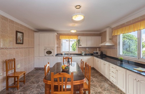 La Aldea de San Nicolas Ski Chalet | 5BR Los Llanos Chalet - Pool & Garden