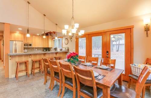 Sunriver Cabin | 5BR+Loft,5BA,3 King|Close to Village|SHARC Pool|Hot tub|A/C|WiFi|Bikes|EV Chrg
