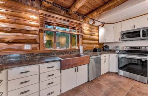 East Stroudsburg Cabin | 5BR Lux Log Mansion w Legendary Amenities & Pool!
