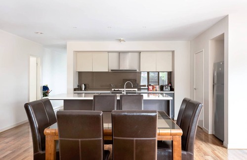 Truganina House | 5br Luxury House 20 Min To Cbd Spacious Living