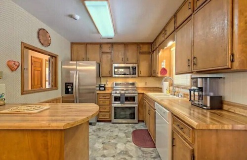 Franklin House | 5BR Mtn Retreat-Stunning Views & Dual Kitchens