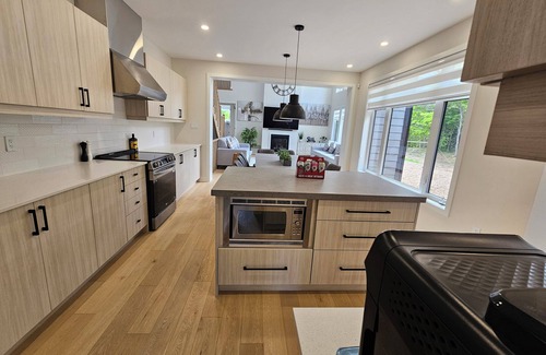 Lake of Bays House | 5BR Private Forest | Sleep 10 | Hot Tub+EV Charger