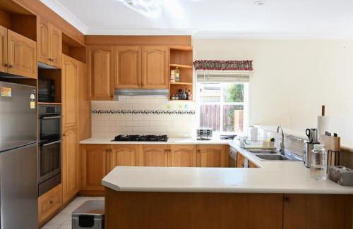 Glen Waverley House | 5BR Spacious Convenient Home in Central Glen