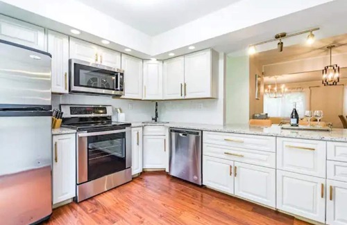 North Raleigh House | 5br townhome close to North Hills! - No Chores -