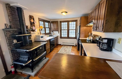 Whitefield House | 5H Charming hilltop Farmhouse with Stunning Views, near Mountain View Grand Resort!