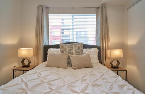 Salt Lake City Apartment | 5☆Luxury heart of Sugarhouse Hot Tub ☆ Gym ☆ BBQ plus shared Fire Pit