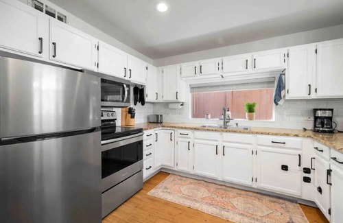 Historic Old Northeast House | 5min Drive-DTSPFlexible Guest PolicyFully Equipped KitchenPatioWasher-Dryer