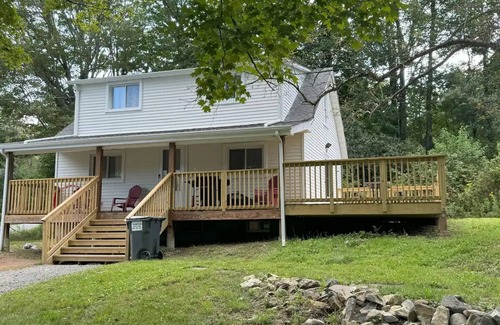 White Lake House | 5min from King of the Ice! New home in White Lake w/Fire Pit and Grill!