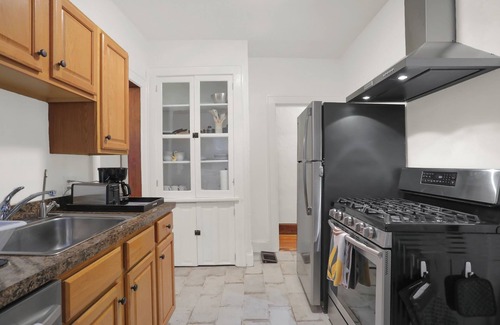 Chatham-Arch Apartment | 5min to Bottlework & Mass Ave, in quiet area. Recently renovated cozy flat