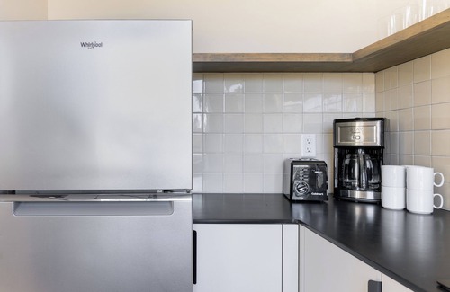 Buena Vista Apartment | 5min to Broad + Rooftop Views | Studio at Conway