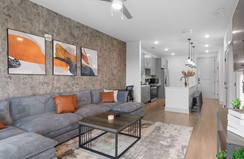 Metrocenter - North Rhodes Park Apartment | 5min to Broadway | Pool | King Bed | Gym | Parking
