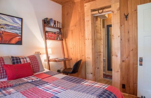 Mont-Tremblant Ski Chalet | 5min to Resort, Private Beach, NEW 1000MB internet, 3 Queen Beds,