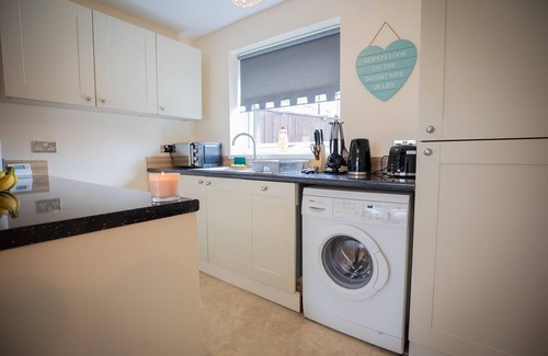 Sunderland House | 5star Serviced Homes- Free Wifi & Parking, Office