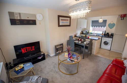 Sunderland House | 5star Serviced Homes- Free Wifi & Parking, Office