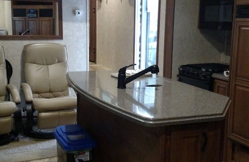 Bluff Mountain House | 5th Wheel, Delivered to YOUR DREAM LOCATION in the GSMNP! Stay in the ACTION !