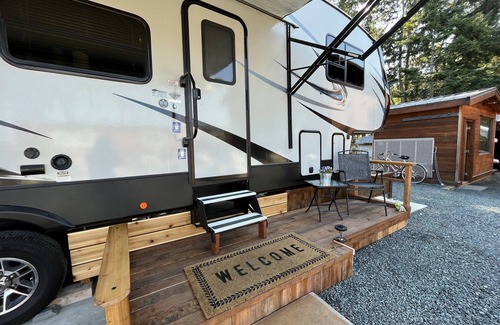 Regional District of Nanaimo House | 5th Wheel Glamping by the Ocean