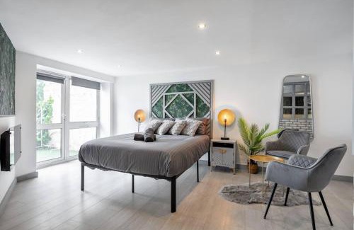 East Acton Apartment | 5WJB - Spacious 1 Bed Flat in London