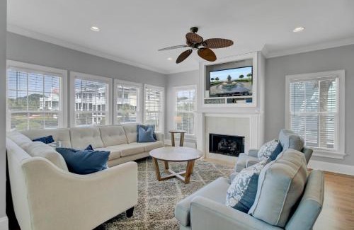 Isle of Palms House | 6 10th Avenue by AvantStay Steps to the Beach Pool 2691 sqft