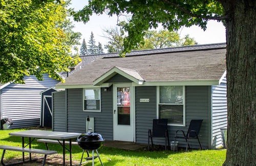 Houghton Lake Cabin | 6 Amazing Cabins Just Steps Away from the Lake