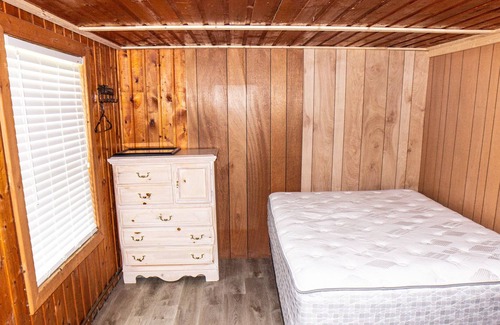 Houghton Lake Cabin | 6 Amazing Cabins Just Steps Away from the Lake