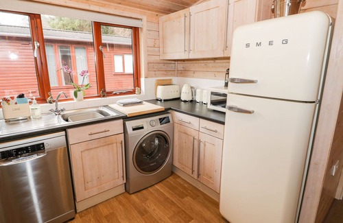 Bridgnorth Cottage | 6 ASTBURY FALLS, luxury holiday cottage, with a garden in Bridgnorth