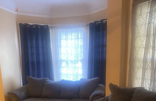 Hough House | 6 Bdr 4 bth home perfect for student housing