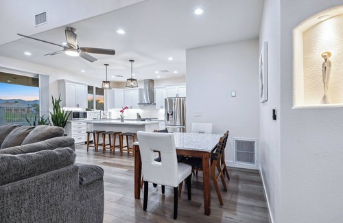 Bullhead City House | 6 BDR Modern Home w/River & Beach Access!