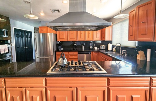 Las Vegas Villa | 6 BDR Villa w/Pool Near The Strip for Big Groups.