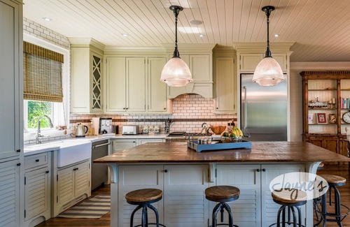 Bracebridge Cottage | 6 bdrm, 6 bath Luxury with 230' of frontage on Lake Muskoka! Min to Bracebridge!