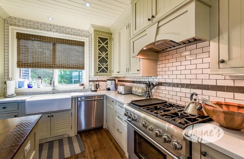 Bracebridge Cottage | 6 bdrm, 6 bath Luxury with 230' of frontage on Lake Muskoka! Min to Bracebridge!