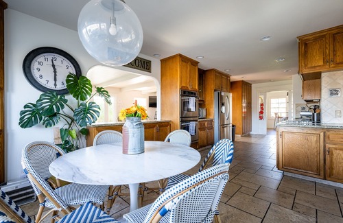 San Martin House | 6 bdrm Farmhouse Estate with pool, bocce, pickle ball, hot tub & more!