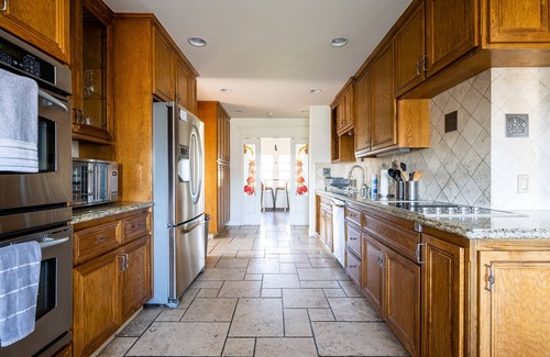 San Martin House | 6 bdrm Farmhouse Estate with pool, bocce, pickle ball, hot tub & more!