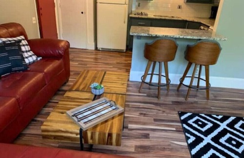 Green Bay Apartment | #6 Bear Bungalow: Ritchie’s Titletown Suitesn