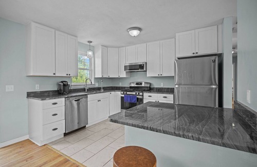 Eastward Look House | 6 Bed 3 Bath; pets welcome; private yard; outdoor shower; 3 kings 3 queen beds