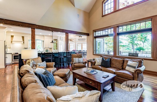 Gravenhurst Cottage | 6 bed 4 bath cottage on Lake Muskoka, Private, Boathouse, Hot tub!