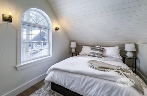 Torrance Cottage | 6 bed 4 bath cottage in private setting on Lake Muskoka