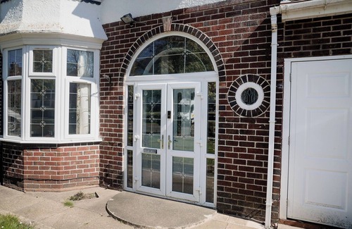 Dudley House | 6-Bed House - Sleeps 13 - Families & Contractors