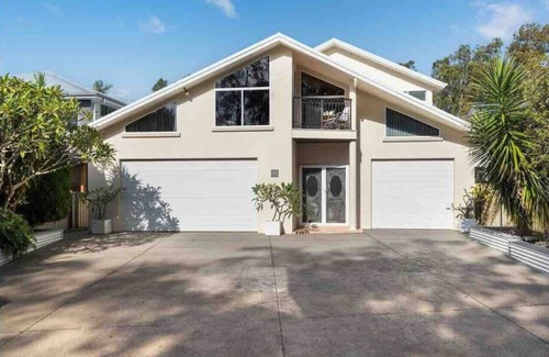 Chittaway Bay House | 6 Bed Lakefront Oasis & Pool