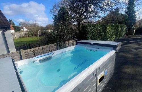 Severn Beach House | 6 Bed-Sleeps 10-Gym-HotTub-Garden-Parking